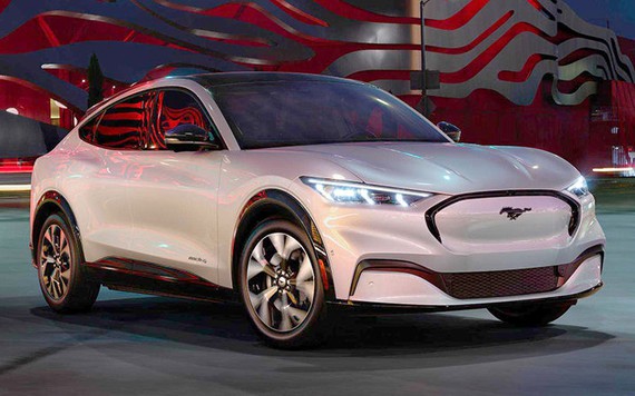 Ford Mustang Mach-E, crossover điện đầu tiên của Ford, cạnh tranh Tesla Model Y