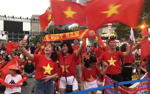 Sắc đỏ rực rỡ khắp Phố đi bộ Nguyễn Huệ, CĐV hô vang "Việt Nam vô địch"