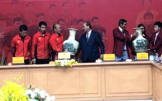 Thủ tướng tặng quà cho HLV Park Hang-seo và HLV Mai Đức Chung trong buổi gặp mặt