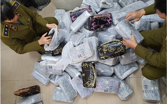 Thu giữ 700 túi xách nhái nhãn hiệu LV, Chanel, Gucci
