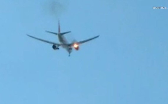 Máy bay United Airlines hạ cánh khẩn cấp do cháy động cơ