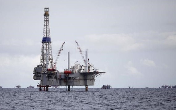 Giá dầu giảm khi dự trữ dầu thô của Mỹ tăng mạnh