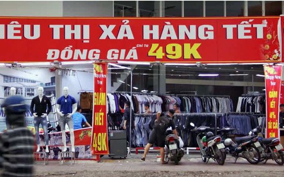 Hàng thời trang xả kho, sale off, giảm giá sốc... cuối năm