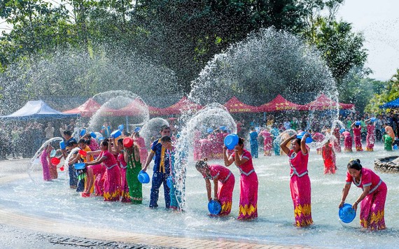 Lễ hội té nước đón năm mới ở một số quốc gia Đông Nam Á