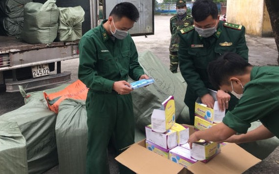 Phát hiện 50.000 khẩu trang y tế không rõ nguồn gốc vận chuyển sang Trung Quốc
