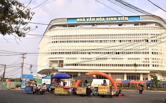 Dịch COVID-19 khiến làng đại học nổi tiếng ở Sài Gòn hiu quạnh đến không ngờ