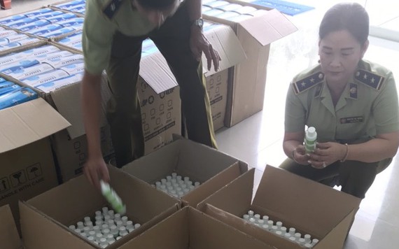 Lượng lớn khẩu trang, gel rửa tay khô bị thu giữ sát biên giới Campuchia