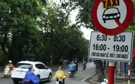 Hà Nội sẽ tạm thời dỡ biển cấm taxi, xe hợp đồng dưới 9 chỗ