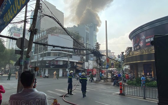 Đóng cửa tránh dịch, cửa hàng ở trung tâm Sài Gòn bốc cháy lúc rạng sáng