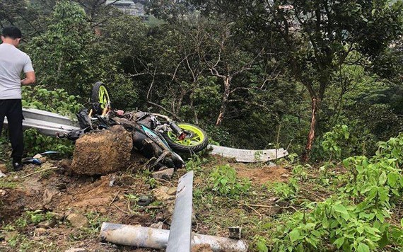 Ô tô rơi xuống vực sau khi va chạm với xe máy, 4 người thiệt mạng