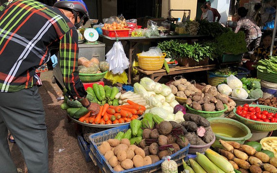 Giá rau xanh đồng loạt tăng mạnh tại chợ