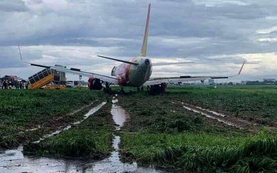 Máy bay Vietjet hạ cánh trượt khỏi đường băng, Tân Sơn Nhất tạm ngừng hoạt động