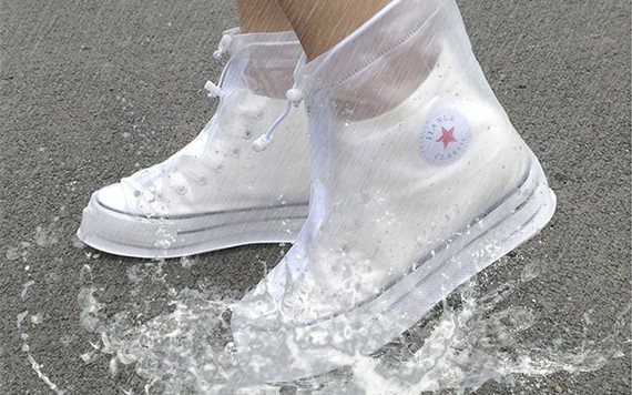 Những kiểu giày đi mưa gây sốt trên thị trường