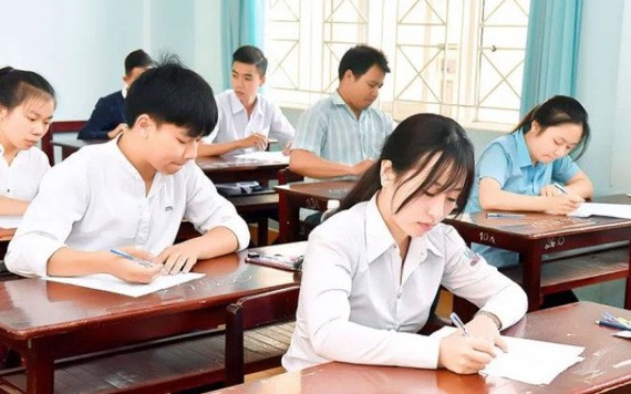 Thi xong nhưng dùng điện thoại tại phòng chờ vẫn vi phạm quy chế thi