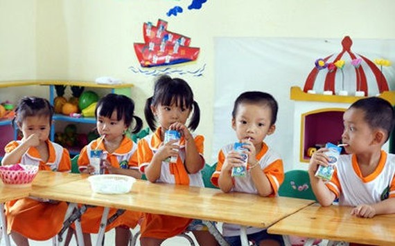 Cha mẹ có sổ "hộ nghèo" con mới được uống sữa học đường!