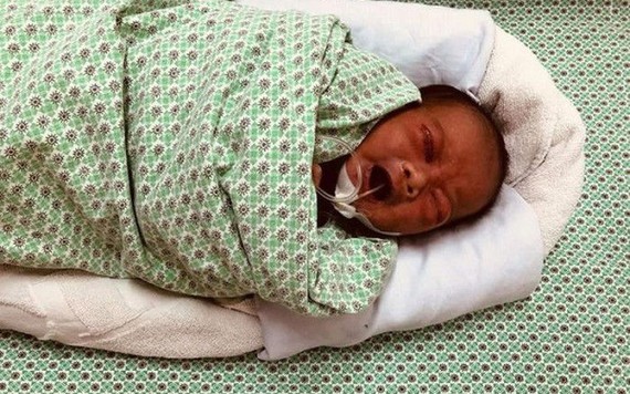 Bé sơ sinh bị bỏ rơi dưới hố gas qua đời vì sốc nhiễm khuẩn
