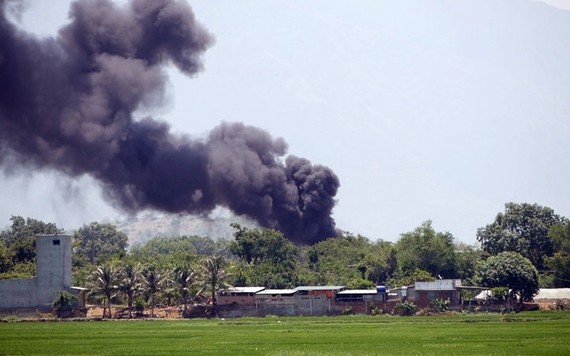 Cháy lớn trong khu vực sân bay quân sự tại Ninh Thuận