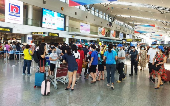 Các hãng hàng không gấp rút đưa hành khách rời Đà Nẵng trước 0h ngày 28/7