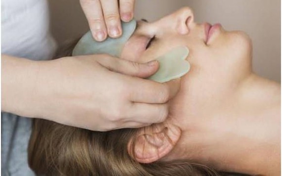 Massage Gua Sha - Phương pháp làm đẹp đem lại làn da mịn màng và săn chắc