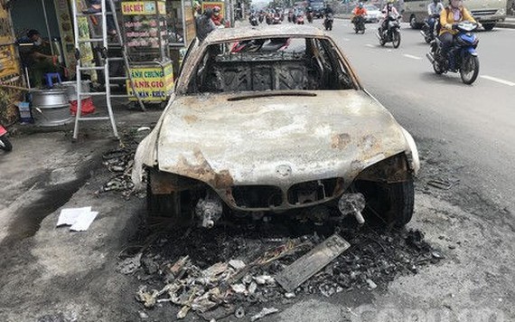 BMW cháy rụi trong đêm ở Sài Gòn
