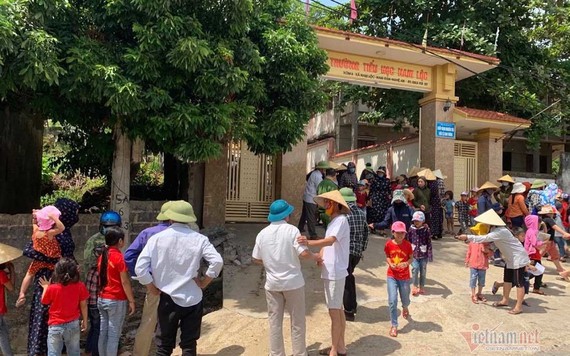 Sập tường trước cổng trường ở Nghệ An, một học sinh lớp 5 tử vong
