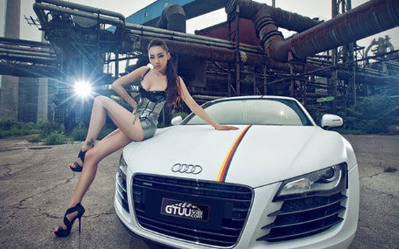 Ngắm mẫu châu Á khoe đường cong bên siêu xe Audi R8