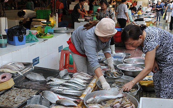 Các loại cá đồng loạt giảm giá tại chợ lẻ ngày cuối tuần