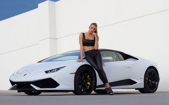 Mẫu Tây đọ dáng cùng siêu xe Lamborghini Huracan