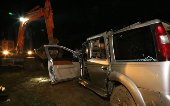 5 người tử vong trong vụ va chạm khiến xe ô tô rơi xuống sông ở Nghệ An