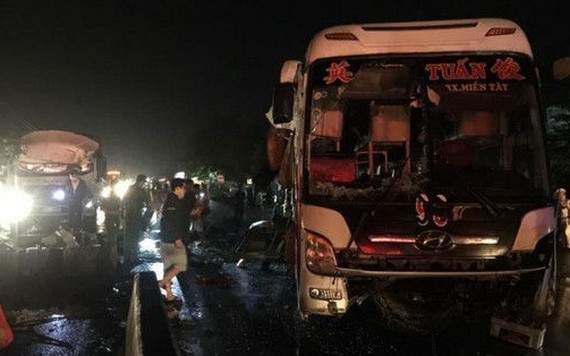 Tai nạn nghiêm trọng tại Tiền Giang, 1 người chết, 19 người bị thương