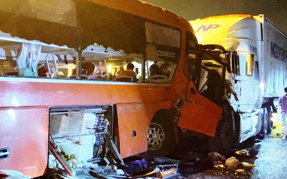 Tai nạn giao thông ở hầm đường bộ Hải Vân khiến hơn 20 người thương vong