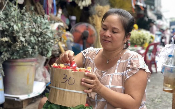 Cận ngày 20/10, hoa tươi tăng giá chóng mặt