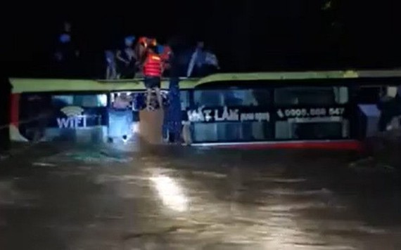 Giải cứu thành công 18 người trong xe khách bị lũ cuốn trôi tại Quảng Bình