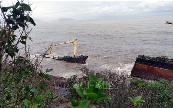 Tàu chở hàng bị sóng đánh gãy đôi, gần 300 tấn dầu có nguy cơ tràn ra biển