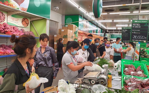 Giá rau xanh, thực phẩm tươi sống tại các siêu thị ở TP.HCM giảm mạnh