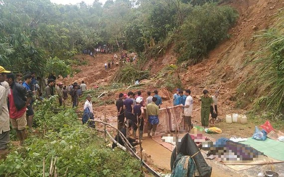 Mưa lũ miền Trung: 133 người chết và mất tích, Quảng Bình đề nghị dùng trực thăng tiếp tế cho dân