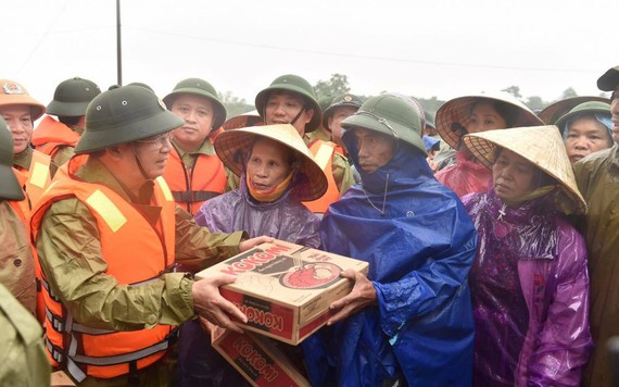 Phó TT Trịnh Đình Dũng: Nhiều vùng vẫn đang bị lũ cô lập, người dân đang thiếu chất đốt do mất điện