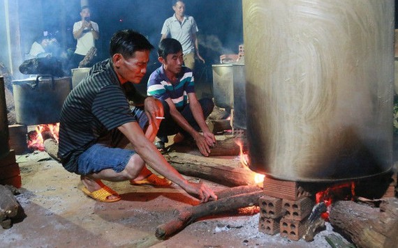 Hối hả gói hàng nghìn chiếc bánh Tét gửi ra rốn lũ miền Trung