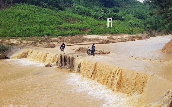 217 công nhân thủy điện Đăk Mi 2 bị cô lập sau bão số 9