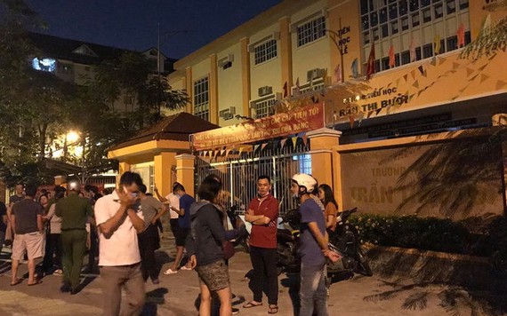 Vụ bữa ăn bán trú bị 'tố' kém chất lượng: Phụ huynh trường Tiểu học Trần Thị Bưởi vây trường trong đêm
