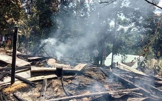 Cha mẹ đi vắng, 2 cháu bé ở Nam Trà My tử vong do cháy nhà