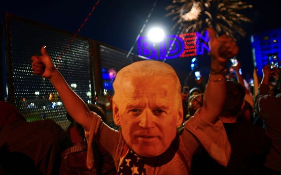 Nước Mỹ ăn mừng Biden chiến thắng trong bộn bề chia rẽ