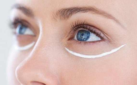 8 sai lầm phổ biến khi dùng kem mắt bạn nên bỏ ngay