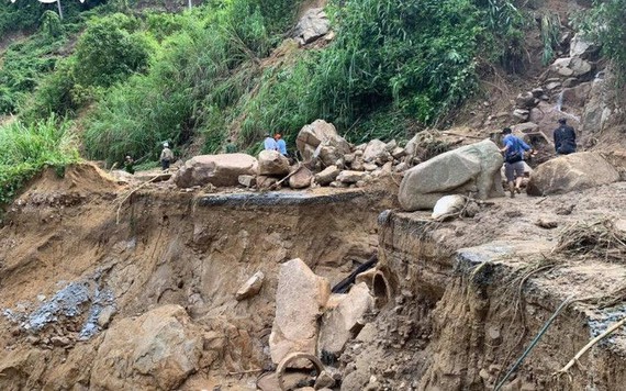 Sạt lở núi tại Quảng Ngãi, 2 người thoát chết trong gang tấc