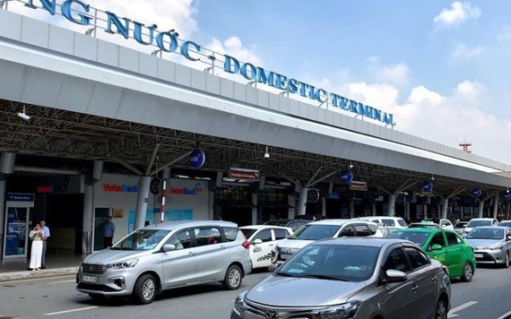 Sân bay Tân Sơn Nhất lên tiếng về chuyện khách muốn đón xe công nghệ phải leo 4 tầng lầu