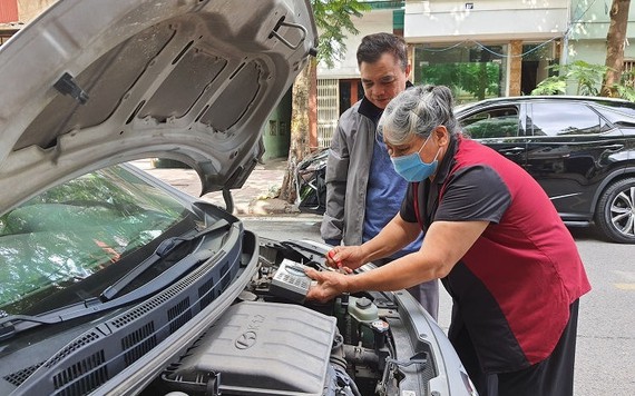 Người phụ nữ hơn 50 năm làm nghề sửa ôtô