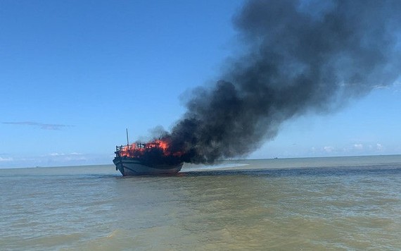 Tàu chở 28 người trên biển Hội An bất ngờ bốc cháy