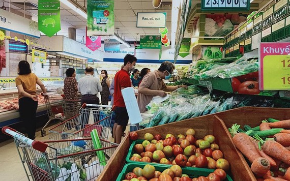 Thực phẩm tươi sống, trái cây ở BigC, VinMart, Co.opmart đồng loạt giảm giá