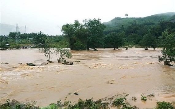 Nước trên các sông từ Quảng Bình đến Ninh Thuận đang lên, nguy cơ cao xảy ra lũ quét, sạt lở đất