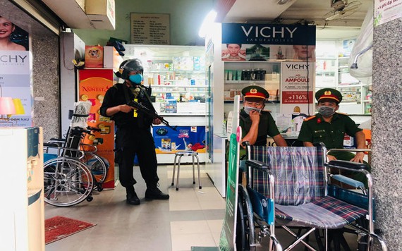 Hàng trăm cảnh sát khám xét chuỗi nhà thuốc tây ở Đồng Nai